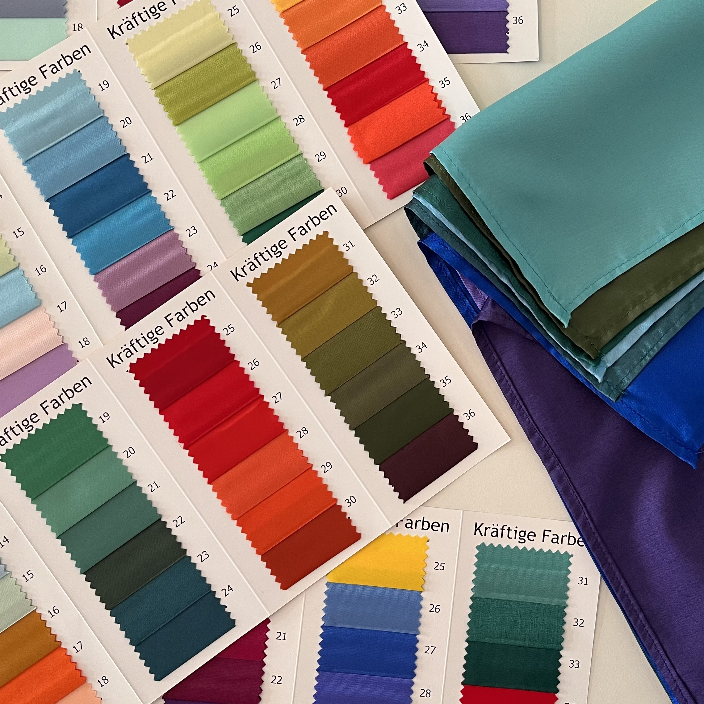 "Farbkarten und Tücher, die bei Farbberatungen verwendet werden."