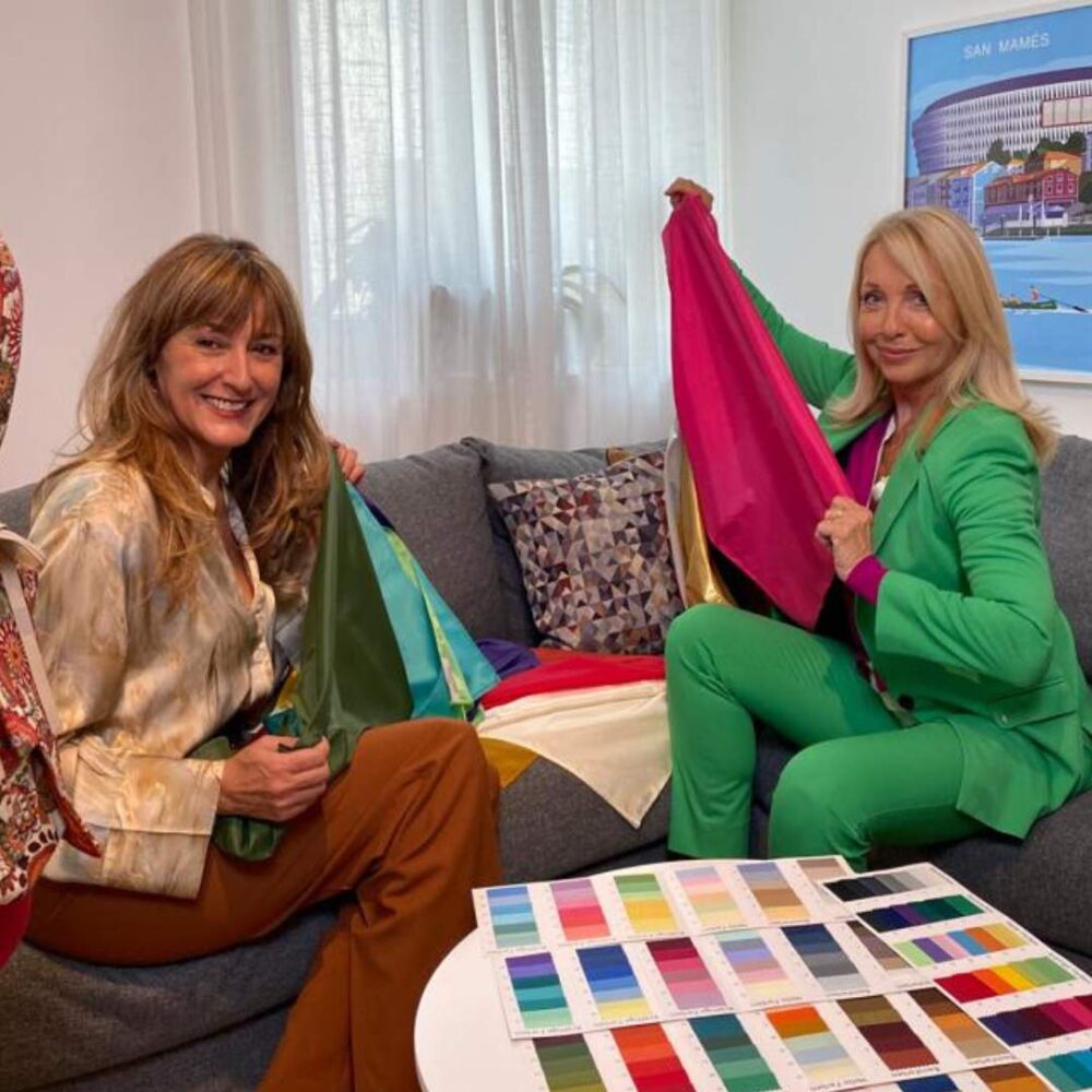 zwei frauen sitzen am sofa und sprechen über farbberatung und stilberatung in Wien