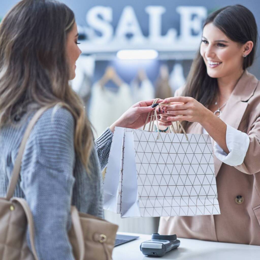 Twei frauen in Bekleidungsshop bei der Kassa